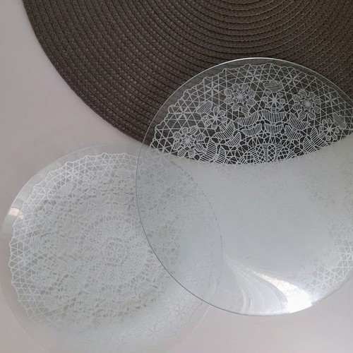 Vintage lace glass plates set of 2, perfect condition