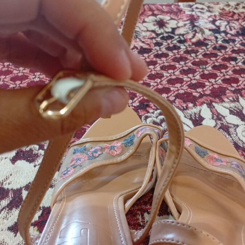 Sandal size 39 like new, ankle strap, slight damage