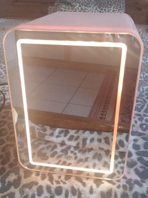 Mini ψυγειακι καλλυντικών με LED καθρέφτη σαν καινούργιο