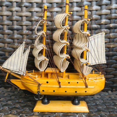 Collectible handmade decorative ship like new, antique