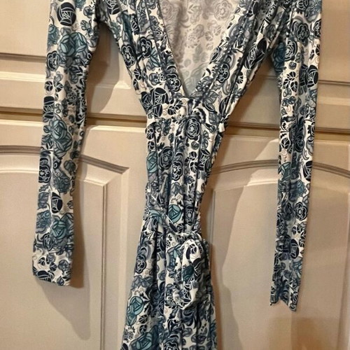 Pinko dress with deep V-neck and integrated belt, like new, size M, blue and white floral