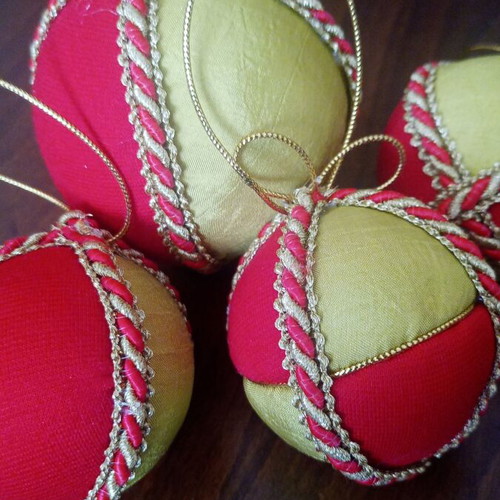 Set of 4 handmade Christmas balls red gold like new