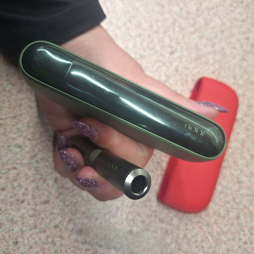 IQOS ILUMA Moss Green σαν καινούργιο με θήκη Bright Coral δώρο