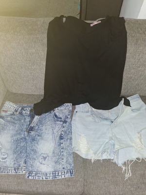Set of 2 denim shorts and 1 black blouse