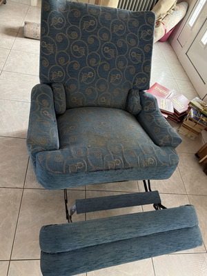 Recliner armchair with footrest