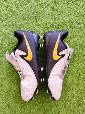 Ποδοσφαιρικά παπούτσια Nike Phantom GX II σαν καινούργια, λευκά με χρυσές λεπτομέρειες