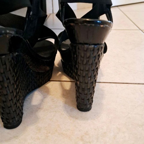 BCBG platform sandal size 36 like new, black