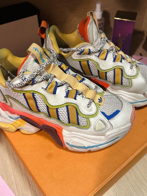 Παπούτσια Adidas Originals Ozthemis μεταχειρισμένα, νούμερο 38, πολύχρωμα αθλητικά
