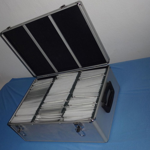 Metal CD and DVD storage case like new