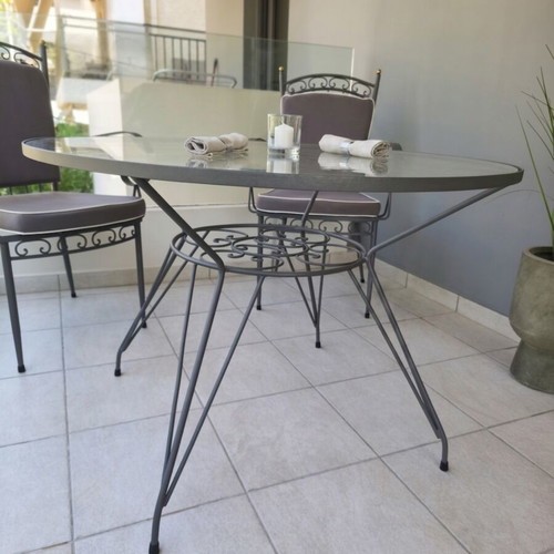 Fer Forje outdoor set like new with 4 chairs and round table