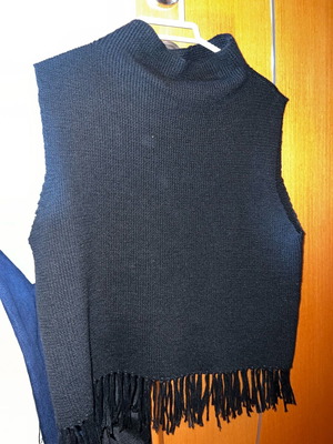 Jovanna London knitted sleeveless top like new, size small, black