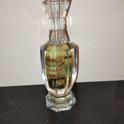 Glass vase with Chinese motifs like new