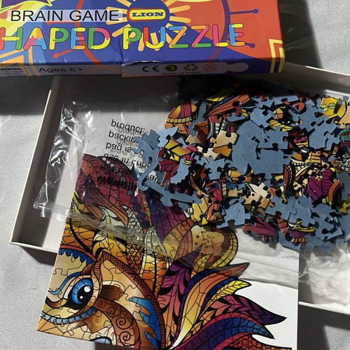 Shaped Puzzle Lion new, 28 x 34 cm