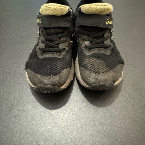 Παπούτσια Asics αγόρι νούμερο 28 μεταχειρισμένα, φθαρμένα στα πάνινα μέρη
