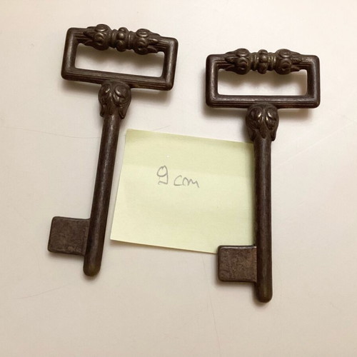 Vintage metal keys set of 6 used, Italy