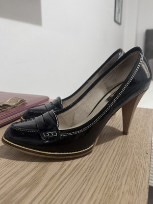 Γόβες Zara μπλε μεταχειρισμένες με εμφανή χτυπήματα και γδαρσίματα