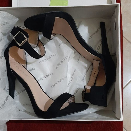 Ideal Shoes black suede high heel sandals size 39 like new