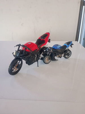 Yamaha YZF-R1 и Kawasaki Ninja ZX-10R играчки мотоциклети, комплект от 2