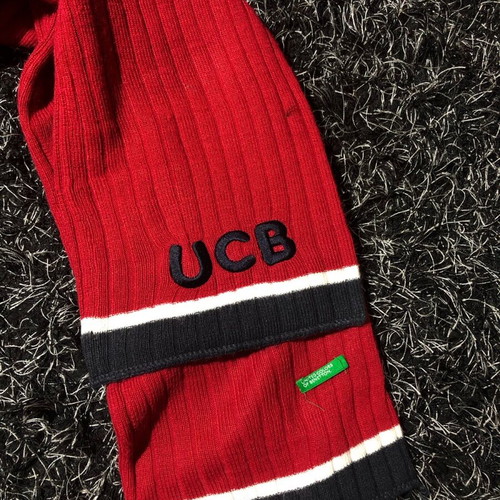 Benetton scarf like new, red