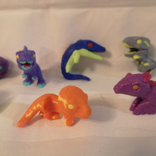 Kinder pack of 9 dinosaur figures like new
