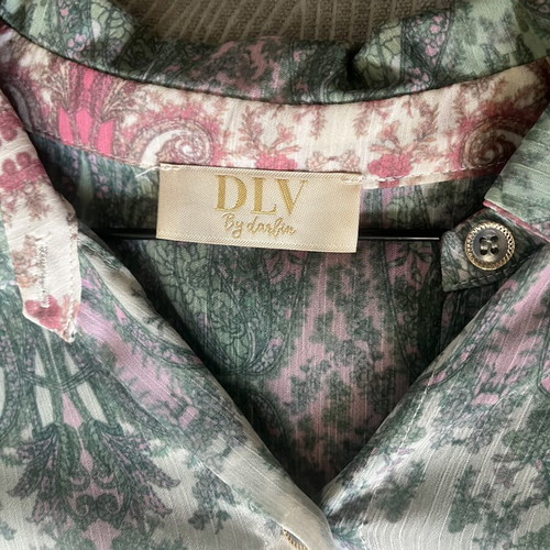 Dlv shirt like new, one size, pink multicolor