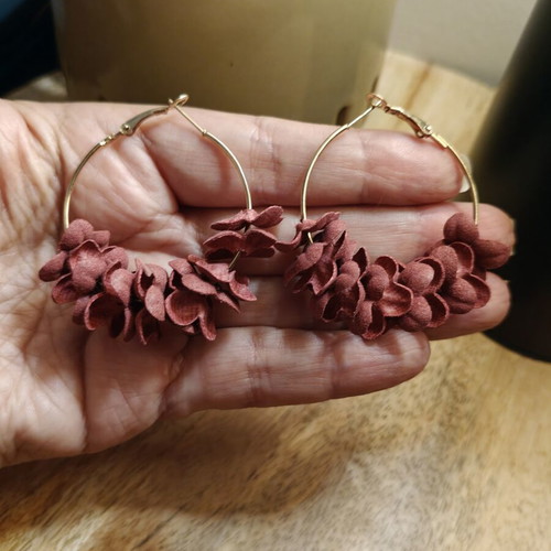 Hoop earrings with suede peach flowers new, gold color