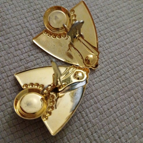 Vintage clip earrings with black stone like new, gold tone
