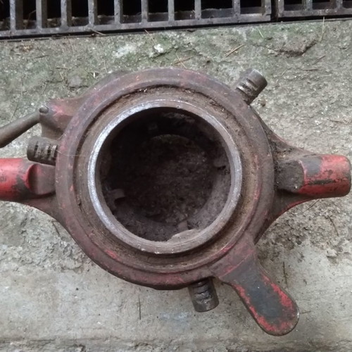Manual pipe threader used for pipes 2 ¼" - 4" with 3 ½" - 4" blades