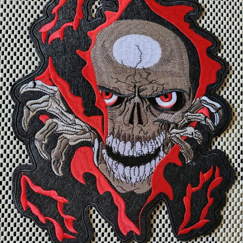 Ραφτό/σιδερωτό patch πλάτης 30x24 εκ., σχέδιο κρανίο