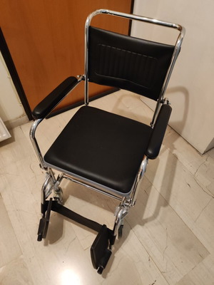 Καρέκλα τροχήλατη με τουαλέτα καινούργια