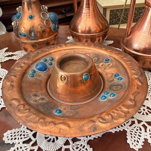 City decorative copper items used, set with 3 jugs and 1 plate
