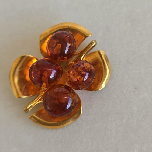 Russian brooch with Baltic amber, berry leaf design