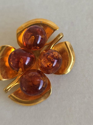 Russian brooch with Baltic amber, berry leaf design