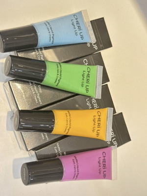 Cheri Up Light Up Tints καινούργιες, υγρές σκιές σφραγισμένες