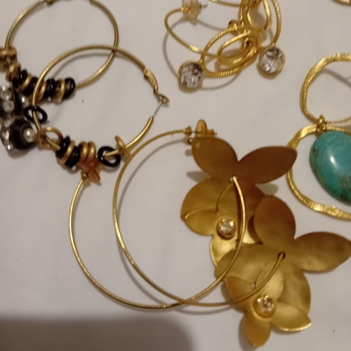 Earrings pack of 5 pairs like new