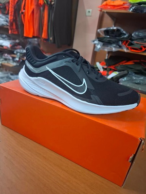 Nike Quest 5 спортни обувки нови, номер 40.5, черно-бели