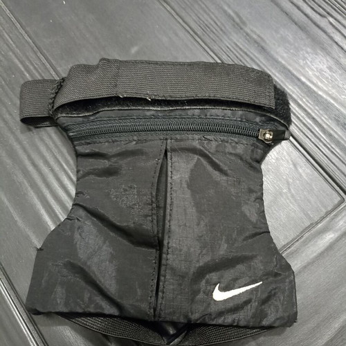Nike black running armband with zipper pocket, 13x13 cm