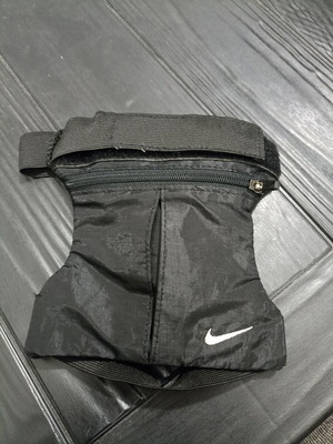Nike black running armband with zipper pocket, 13x13 cm