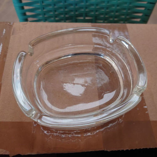Glass oval ashtrays like new, pack of 18
