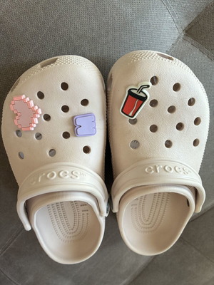 Crocs Classic Clogs μεταχειρισμένες, παιδικό μέγεθος J3 34-35, μπεζ με Jibbitz