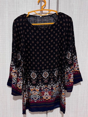 Boho style printed blouse size M like new, multicolored