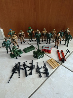 The Corps soldiers used, set of 15 figures with accessories