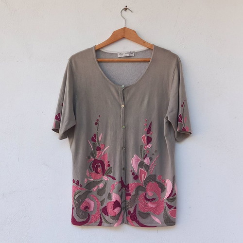 Embroidered viscose cardigan in excellent condition, size M