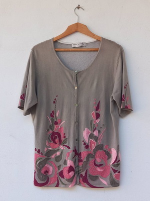 Embroidered viscose cardigan in excellent condition, size M