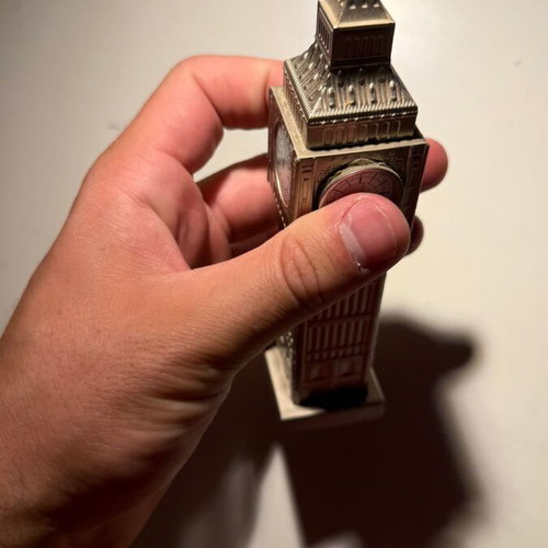 Big Ben metal decorative figurine like new, bronze finish
