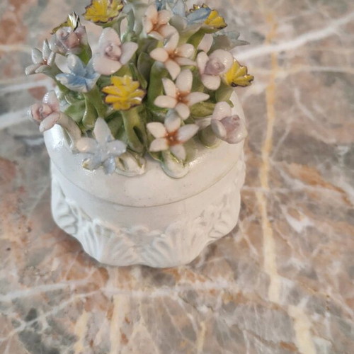 Capodimonte vintage jewelry box like new with embossed flowers