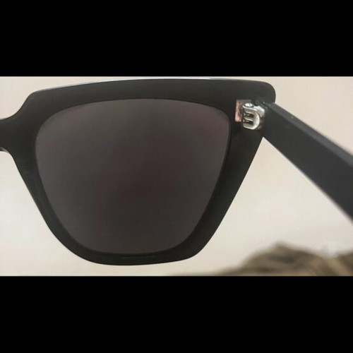 Sunglasses used Cat-Eye oversized polarized lenses with case and chain