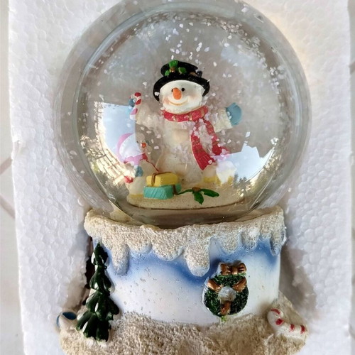 Melinera Musical Snow Globe with Snowman and Christmas Decoration