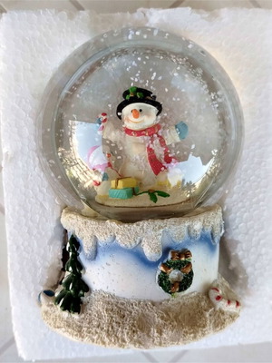 Melinera Musical Snow Globe with Snowman and Christmas Decoration