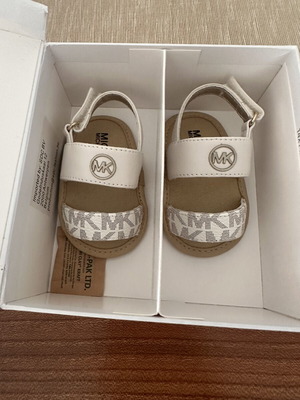 Michael Kors бебешки сандали, номер 17, кожа, бели и бежови